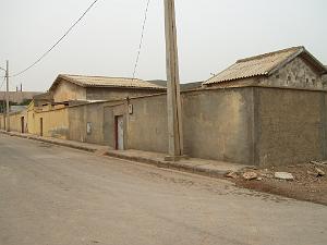 138-ORAN-Juin06-Cap Carbon, les cabanons de nos voisins caches par ces murs affreux.